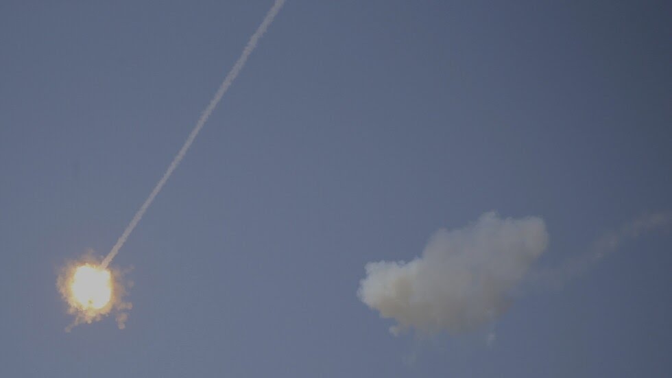 شاهد: لحظة إطلاق صاروخين من غزة على تل أبيب صباح اليوم