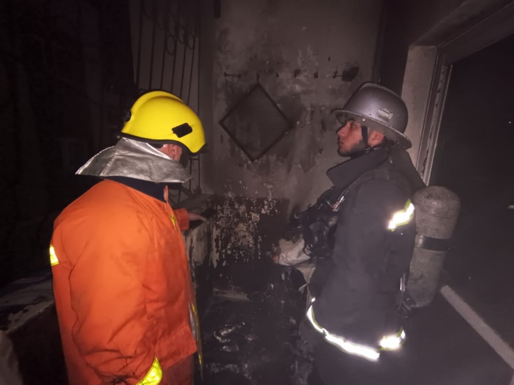 غزة: طوقم الدفاع المدني تسيطر على حريق داخل شقة في جحر الديك