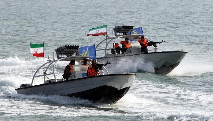 سفينة حربية أمريكية تطلق أعيرة تحذيرية بعد اقتراب 3 زوارق للحرس الثوري الإيراني منها في الخليج