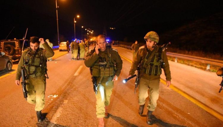 جيش الاحتلال الإسرائيلي يطلق النار تجاه شاب فلسطيني بزعم محاولته تنفيذ عملية طعن في نابلس