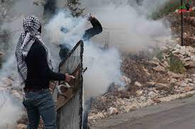 إصابة شاب برصاص الاحتلال وآخرين بالاختناق إثر قمع الاحتلال مسيرة كفر قدوم