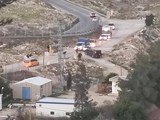 قوات الاحتلال الاسرائيلي تنصب حاجزًا على مدخل بلدة تقوع