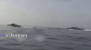 التلفزيون الإيراني ينشر فيديو يوثق مطاردة زوارق تابعة للحرس الثوري لقوات أمريكية في بحر عمان