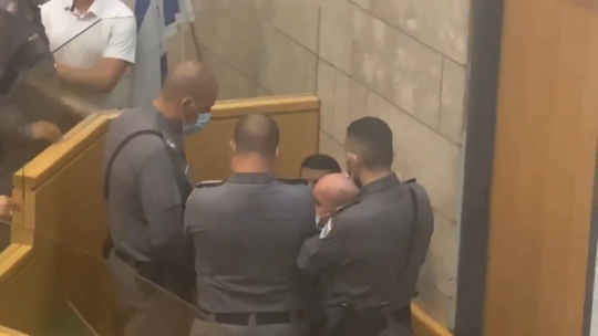 شاهد: الشرطة الإسرائيلية تحيط بالأسير زكريا الزبيدي في قاعة المحكمة لمنع تصويره 