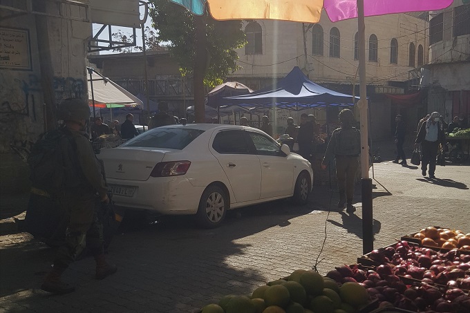 الخليل.. قوات الاحتلال تقتحم شارع الشلالة 