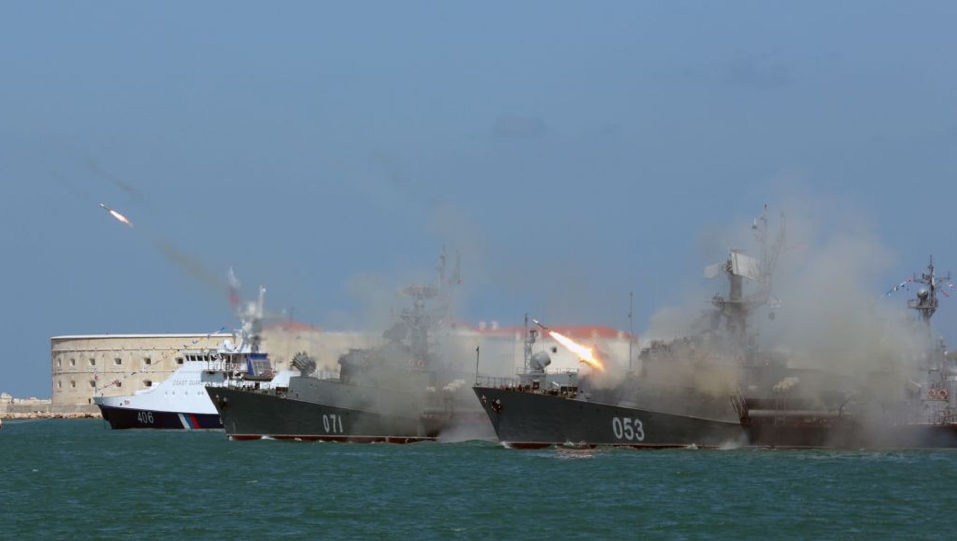 قوات أوكرانية تطلق النار على سفينة تجارية روسية في بحر آزوف