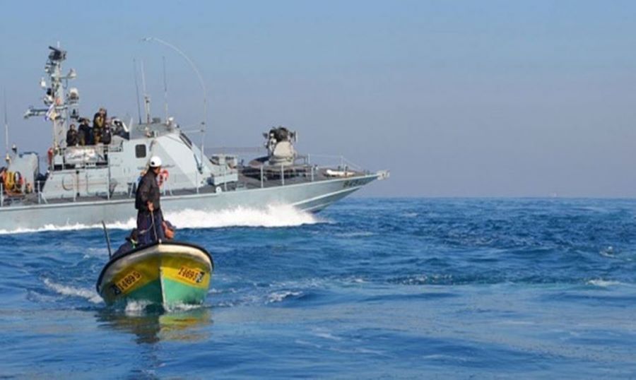 الاحتلال الإسرائيلي يستهدف مراكب الصيادين ببحر شمال غزة