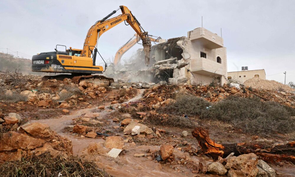 الاحتلال يخطر بهدم ثلاثة منازل وحظيرة أغنام وأسوار استنادية في بيت لحم 