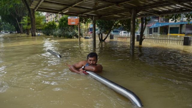 ماليزيا: ارتفاع حصيلة ضحايا الفيضانات إلى 37