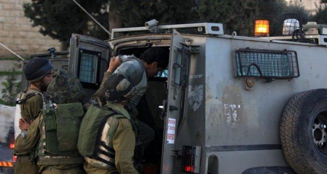 الاحتلال يعتقل مواطنا على حاجز عسكري جنوب الخليل 
