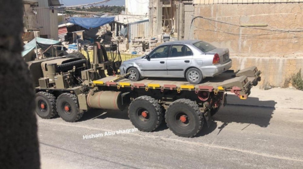 جنود الاحتلال يصادرون سيارات فلسطينية لاستخدمهم الخاص