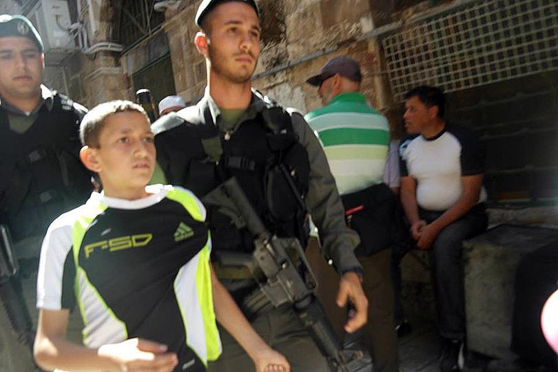 القدس: الاحتلال الإسرائيلي يعتقل طفلاً ويحتجز آخر لساعات