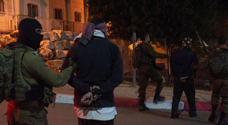 الاحتلال يعتقل 14 فلسطينيا من الضفة الغربية