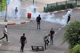 إصابة شابين بالرصاص الحي خلال مواجهات مع الاحتلال وسط الخليل