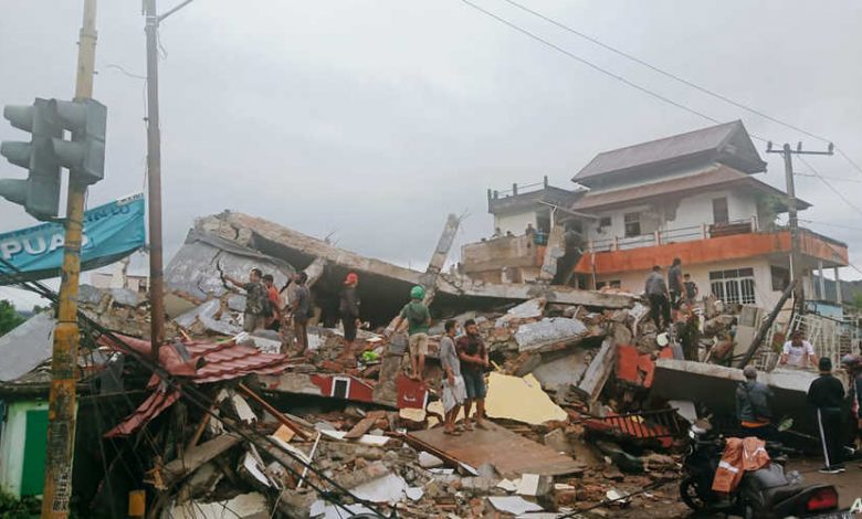 شاهد بالصور: زلزال قوي يضرب أندونيسيا يودي بحياة 34 شخصاً