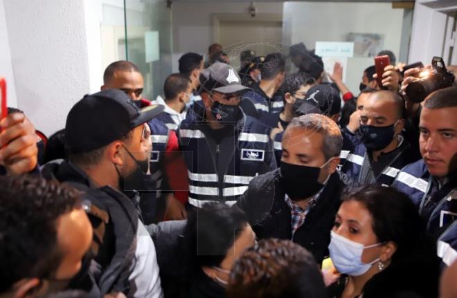 الأمن يقتحم مقر وكالة تونس للأنباء ويعتدي على صحفييها لفرض تنصيب مدير يتبع حزب النهضة (فيديو)