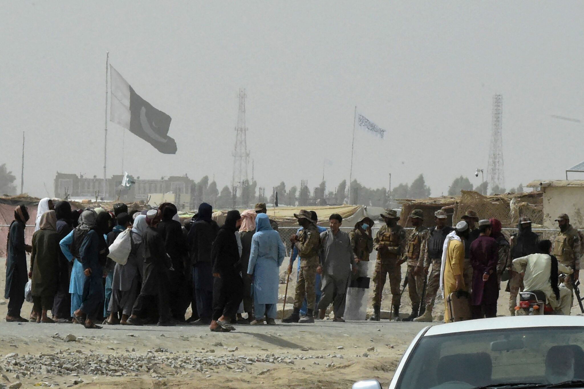 أكثر من 300 أفغاني فروا من هجوم طالبان إلى طاجيكستان