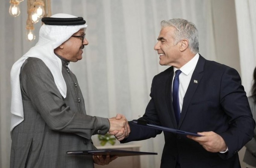 لابيد يوقع اتفاقية تعاون مع نظيره البحريني