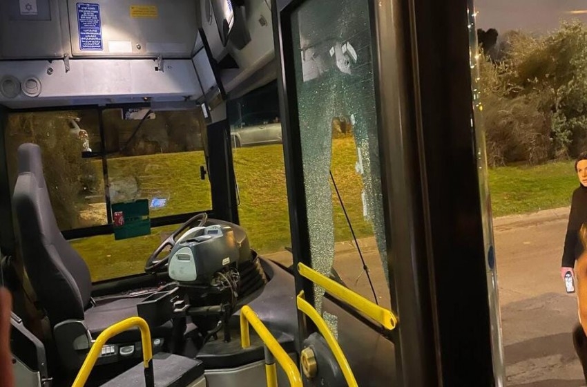 شاهد: إصابة مستوطن إسرائيلي بإطلاق نار على حافلة في القدس