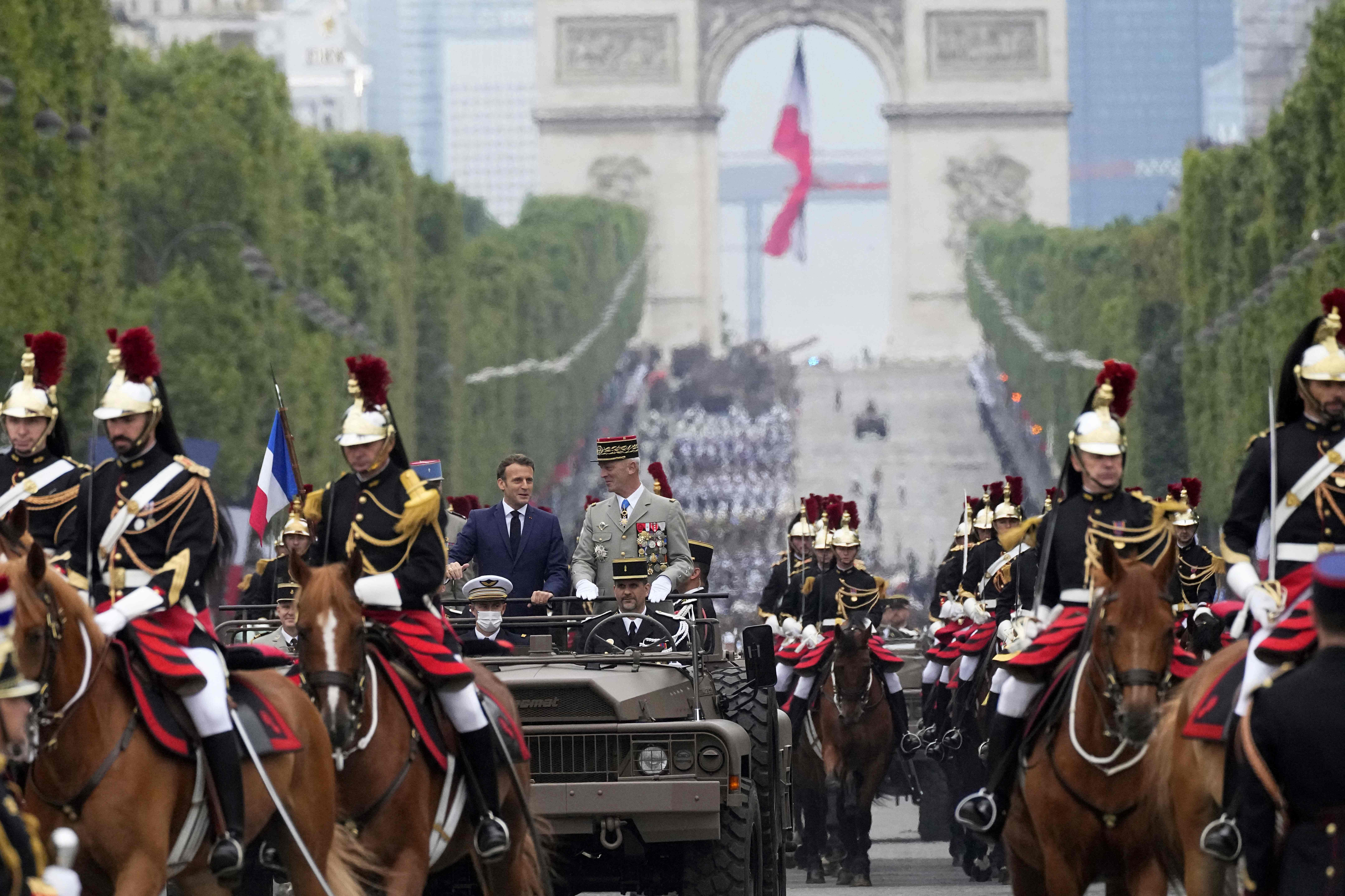 عرض عسكري في باريس بمناسبة العيد الوطني رغم انتشار المتحورة “دلتا”