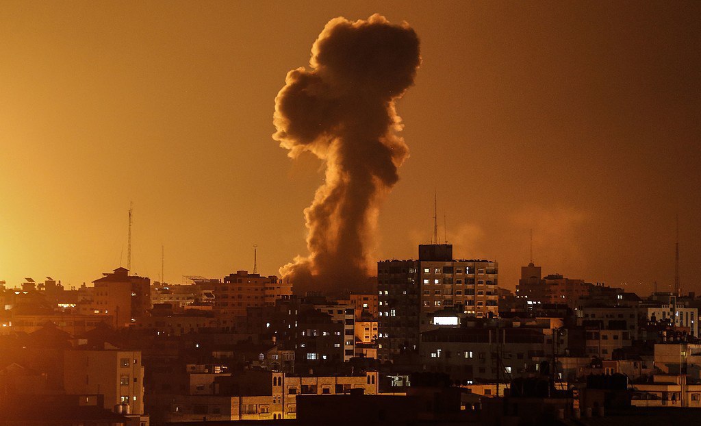 إصابة 4 مواطنين بقصف صاروخي على شقة سكنية بحي الرمال غرب غزة