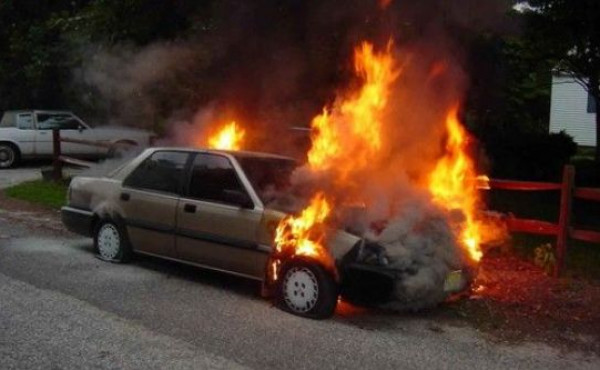 مستوطنون يحرقون 3 مركبات في عوريف جنوب نابلس