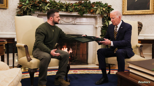 أسعدت الرئيس الأميركي.. زيلينسكي يسلم بايدن هدية من جندي أوكراني