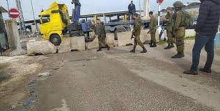 الاحتلال يغلق مدخل بيت عوا ويحتجز عشرات المركبات والمارة في الخليل