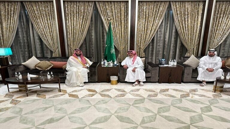 شاهد: الظهور الأول لنجل ولي العهد السعودي خلال تعزيته الأمير متعب 