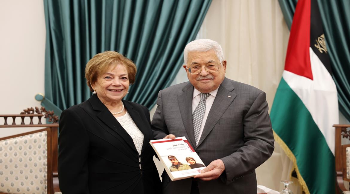 الرئيس عباس يتسلم نسخة من كتاب 