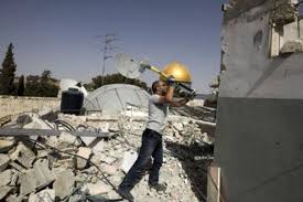 القدس: الاحتلال يجبر عائلة ذاتياً على هدم منزلها في صور باهر