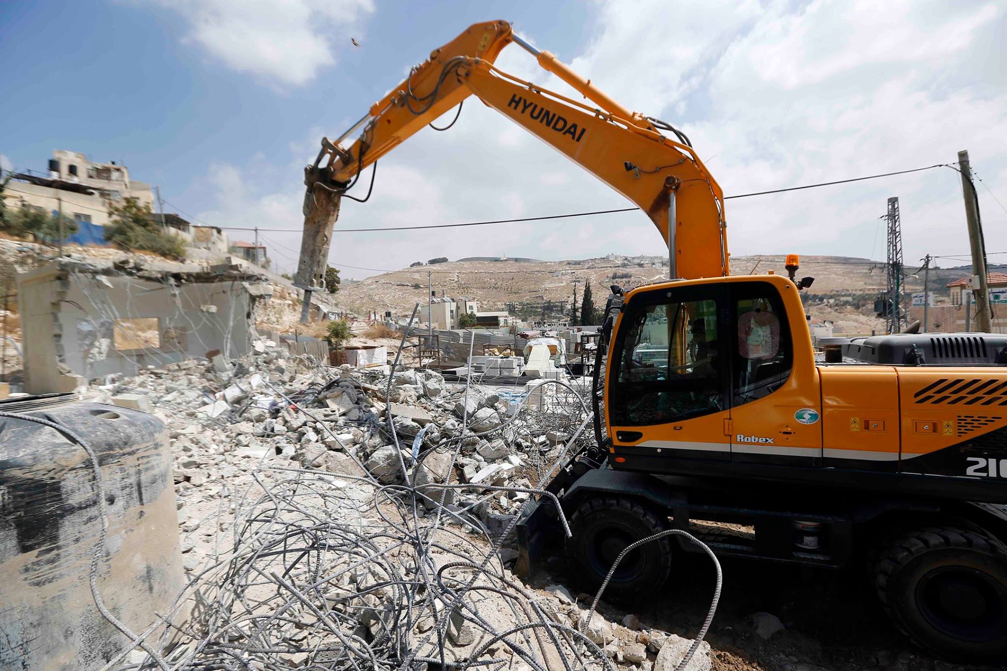 الاحتلال يهدم منزلين في خلة العيدة شرق الخليل