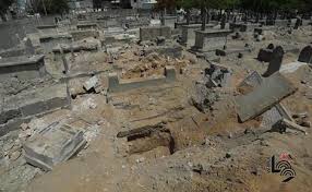 شاهد: حتى المقابر لم تسلم من القصف الإسرائيلي