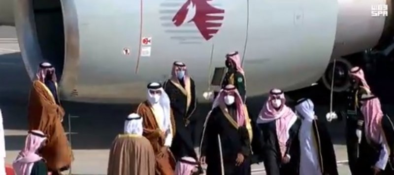 ولي العهد السعودي يستقبل أمير قطر في مطار العلا