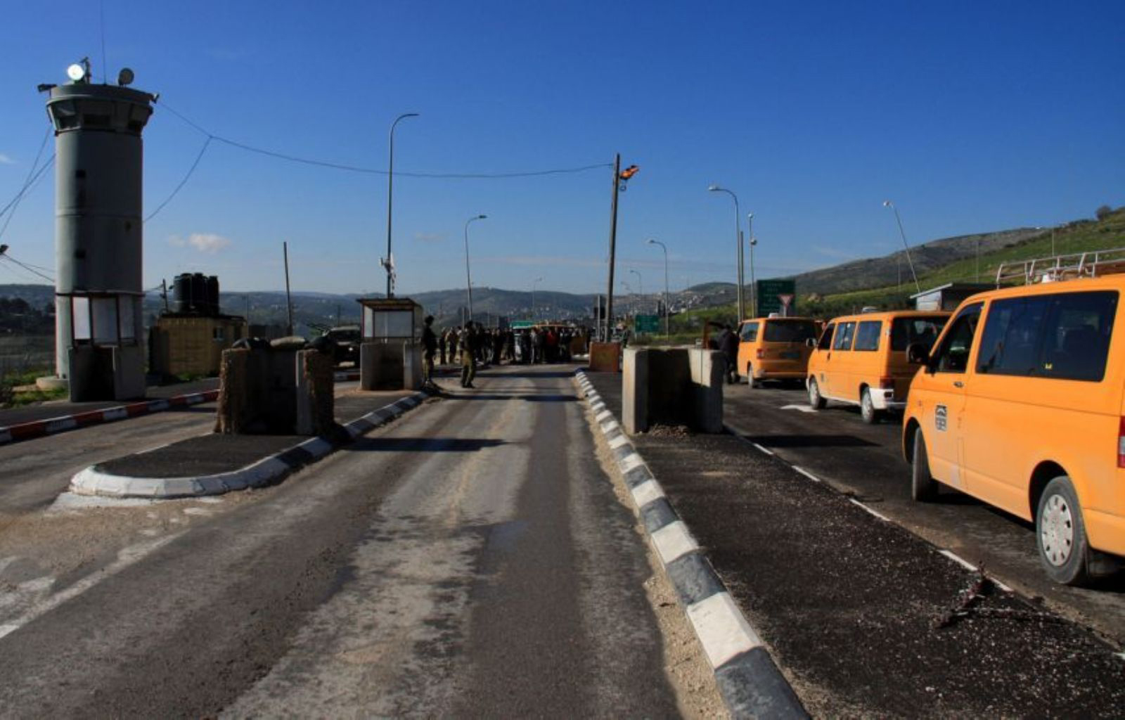 الاحتلال يغلق حاجز حوارة جنوب  محافظة نابلس 