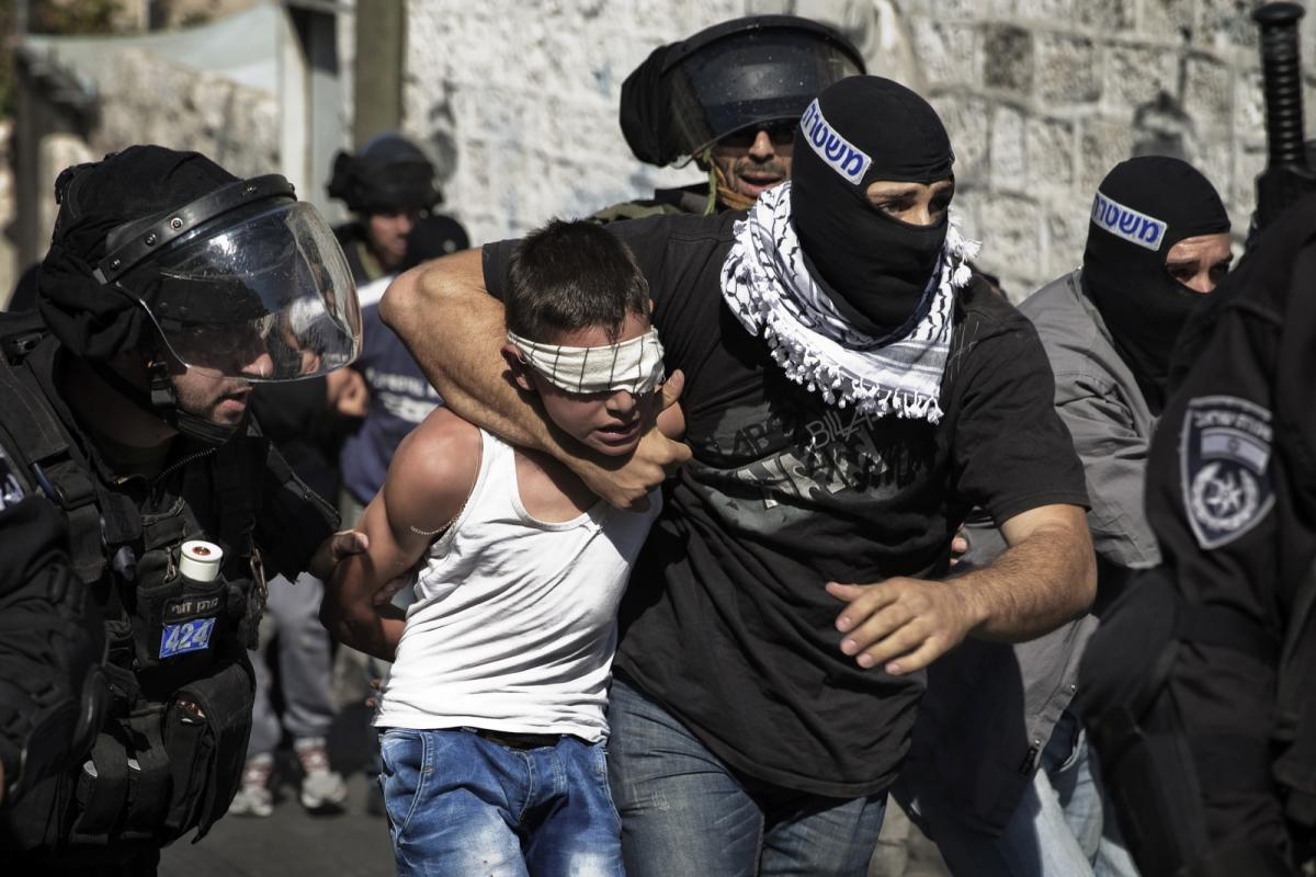 الاحتلال يعتدي بالضرب على طفل في الخليل