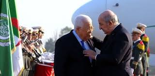 الرئيس عباس يصل الجزائر للمشاركة في أعمال القمة العربية