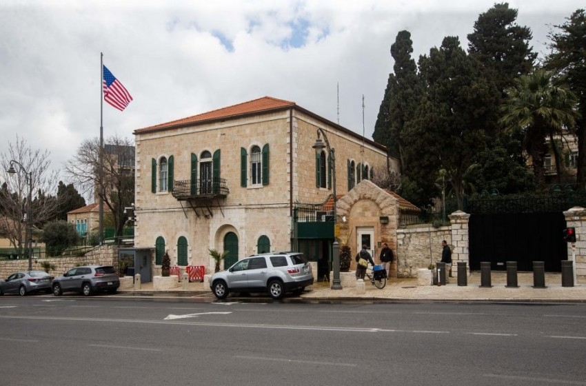 مكتب لبيد ينفي الموافقة على فتح القنصلية للفلسطينيين بالقدس
