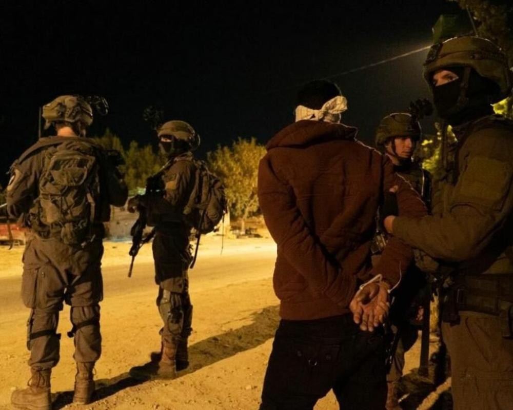 الاحتلال يعتقل عدد من المواطنين من مدن الضفة الغربية