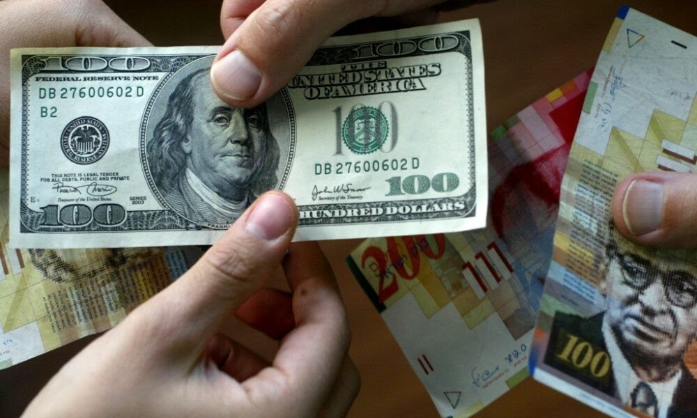  الدولار يعزز من مكاسبه ويرتفع في السوق المحلي الفلسطيني