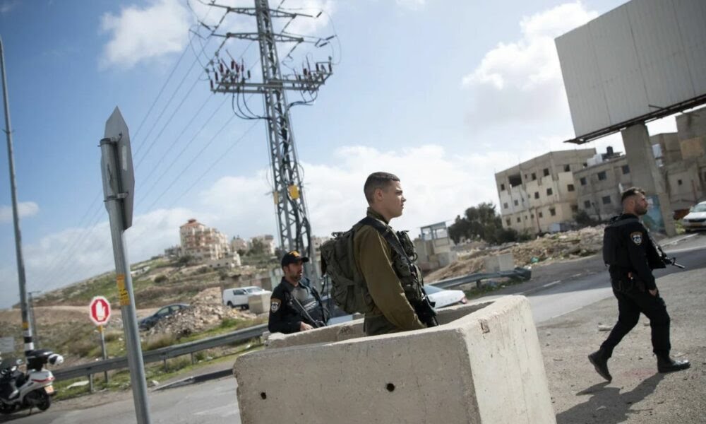 صحيفة: تخوف إسرائيلي من انتقال الهجمات إلى الضفة الغربية
