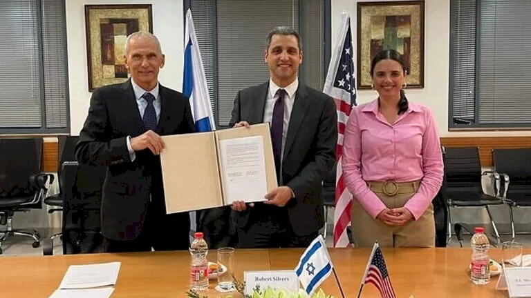 أمريكا وإسرائيل توقعان اتفاقية لتبادل المعلومات