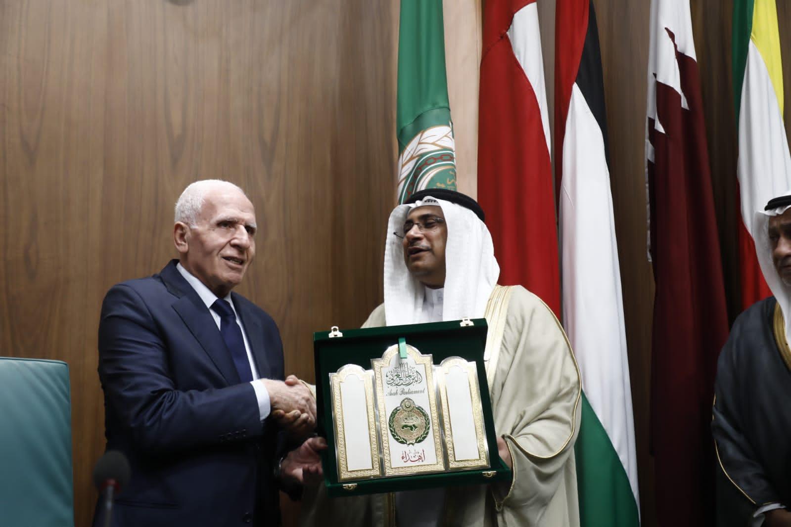 رئيس البرلمان العربي يكرم الأحمد تقديرا لجهوده ودعمه للعمل العربي المشترك