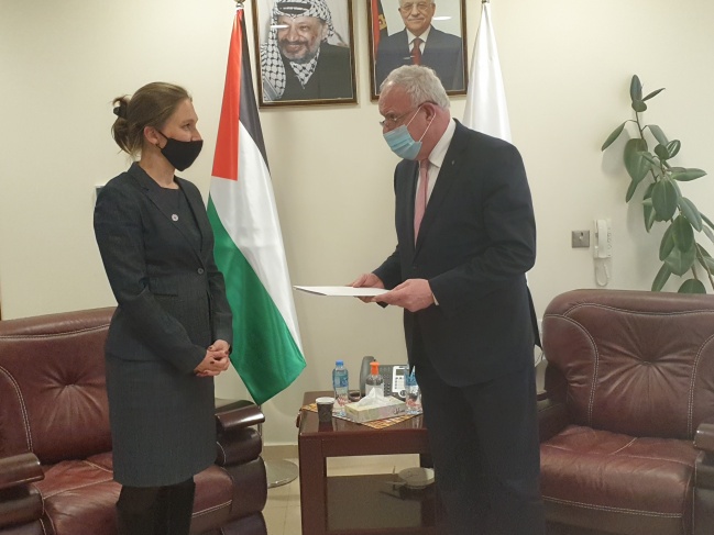 المالكي يتسلم نسخة من أوراق تعيين ممثلة الصليب الأحمر لدى دولة فلسطين