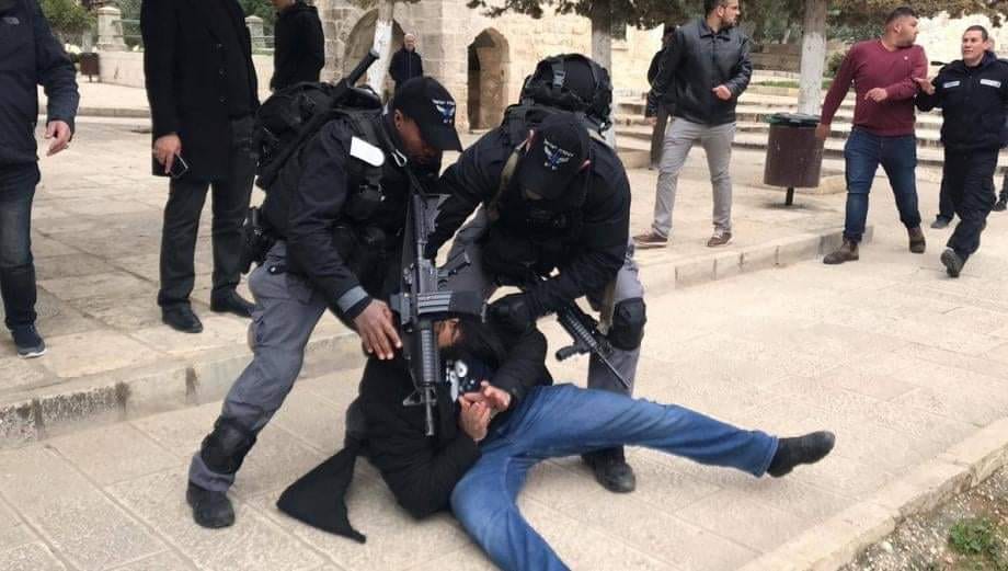 الاحتلال الإسرائيلي يعتدي على المصلين قرب الأقصى ويعتقل 5 مواطنين