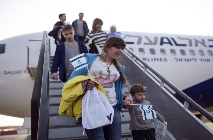 أكثر من 100 إسرائيلي يصلون تل أبيب قادمين من أوكرانيا