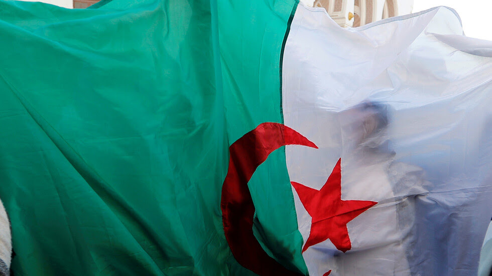 الجزائر تتهم مجموعة 