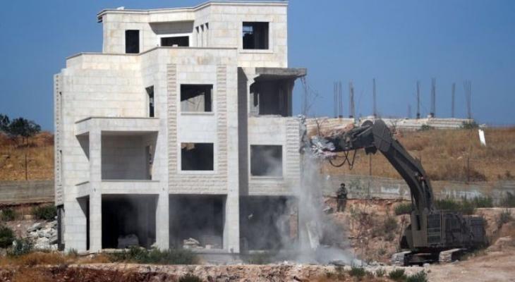الاحتلال الإسرائيلي يخطر بهدم منزل عضو في لجنة الدفاع عن أراضي بلدية سلوان