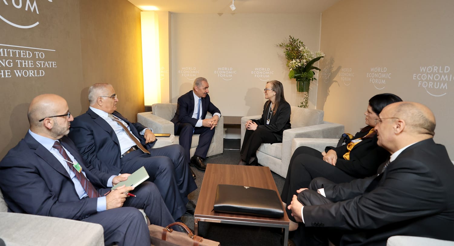 اشتية يبحث مع رئيسة وزراء تونس آخر المستجدات السياسية والأوضاع في فلسطين