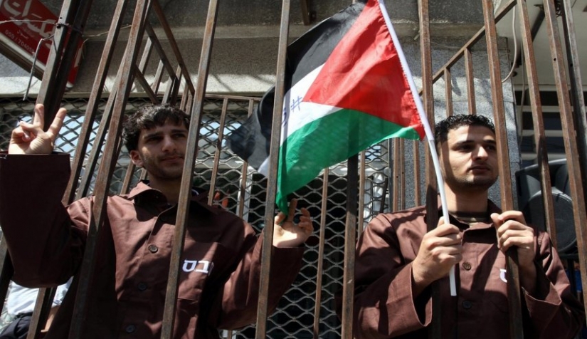 خمسة معتقلين داخل سجون الاحتلال يواصلون الإضراب عن الطّعام